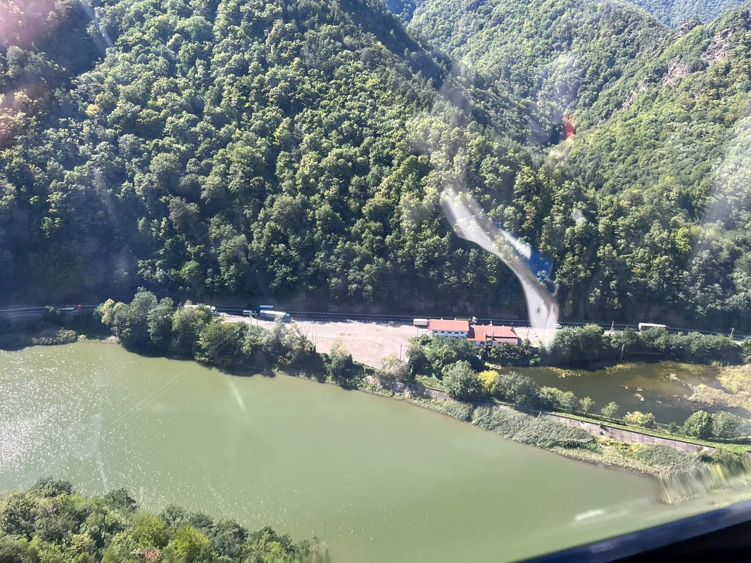 Traficul pe Valea Oltului și Dealul Negru tronsonul de DN7 din Vâlcea monitorizat aerian Foto IPJ Vâlcea jpeg