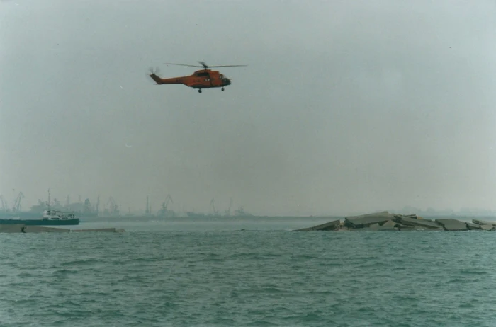 Elicopter al UM 02010 Tuzla survolează zona naufragiului Colecţie Constantin Cumpănă