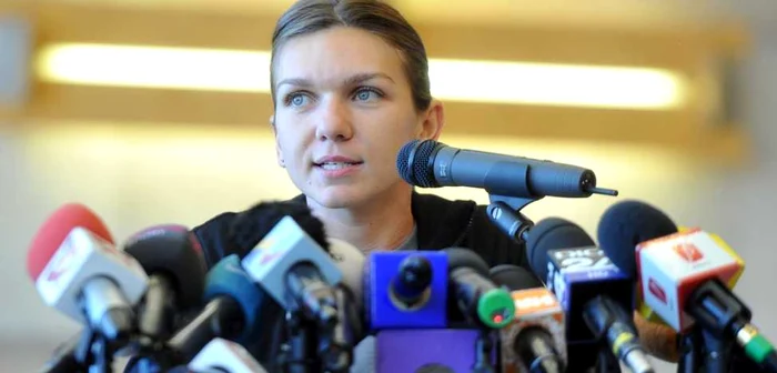 Simona Halep a sosit pe aeroportul Henri Coanda dupa participarea sa la turneul de la Beijing turneu la finalul caruia a urcat pe locul 1 ATP FOTO Mediafax / Marian Ilie
