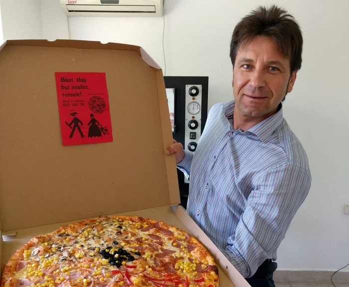 Mircea Munteanu şi unul dintre produsele oferite de Mishto Pizza