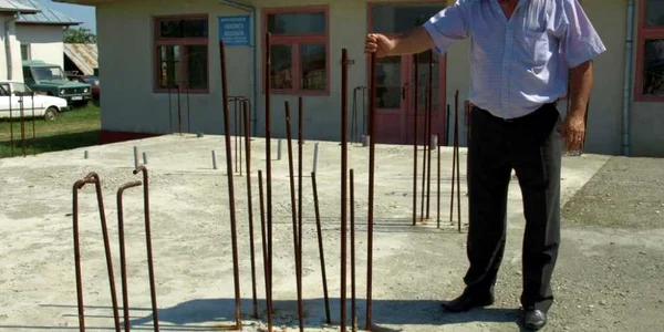 În patru ani, s-a turnat doar fundaţia grădiniţei