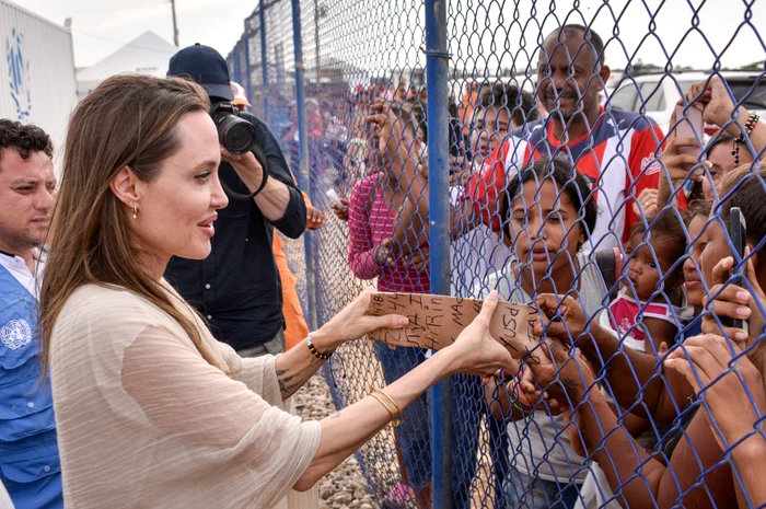 Angelina Jolie a petrecut două zile în taberele de refugiați din Columbia