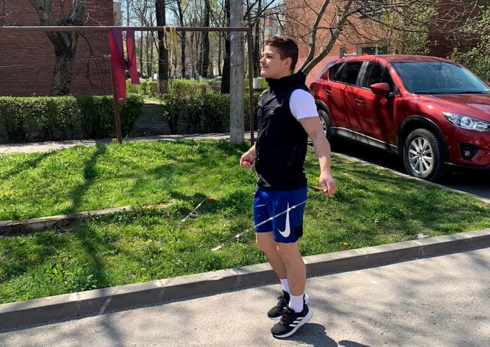 Cosmin Gîrleanu se antrenează zilnic în fața blocului