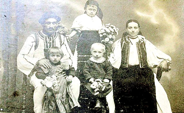 Leonida Maniu, înainte să plece la război, alături de soţie şi de cei trei copii