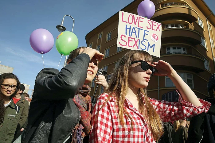 Femeile au protestat în stradă împotriva barului
