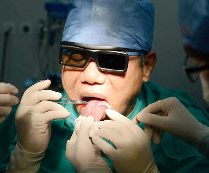 Şi-a introdus două tubuleţe în canale