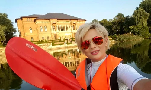 Zâmbeşte! E timpul pentru selfie, Adora! jpeg