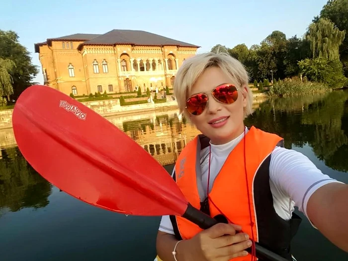 Zâmbeşte! E timpul pentru selfie, Adora!