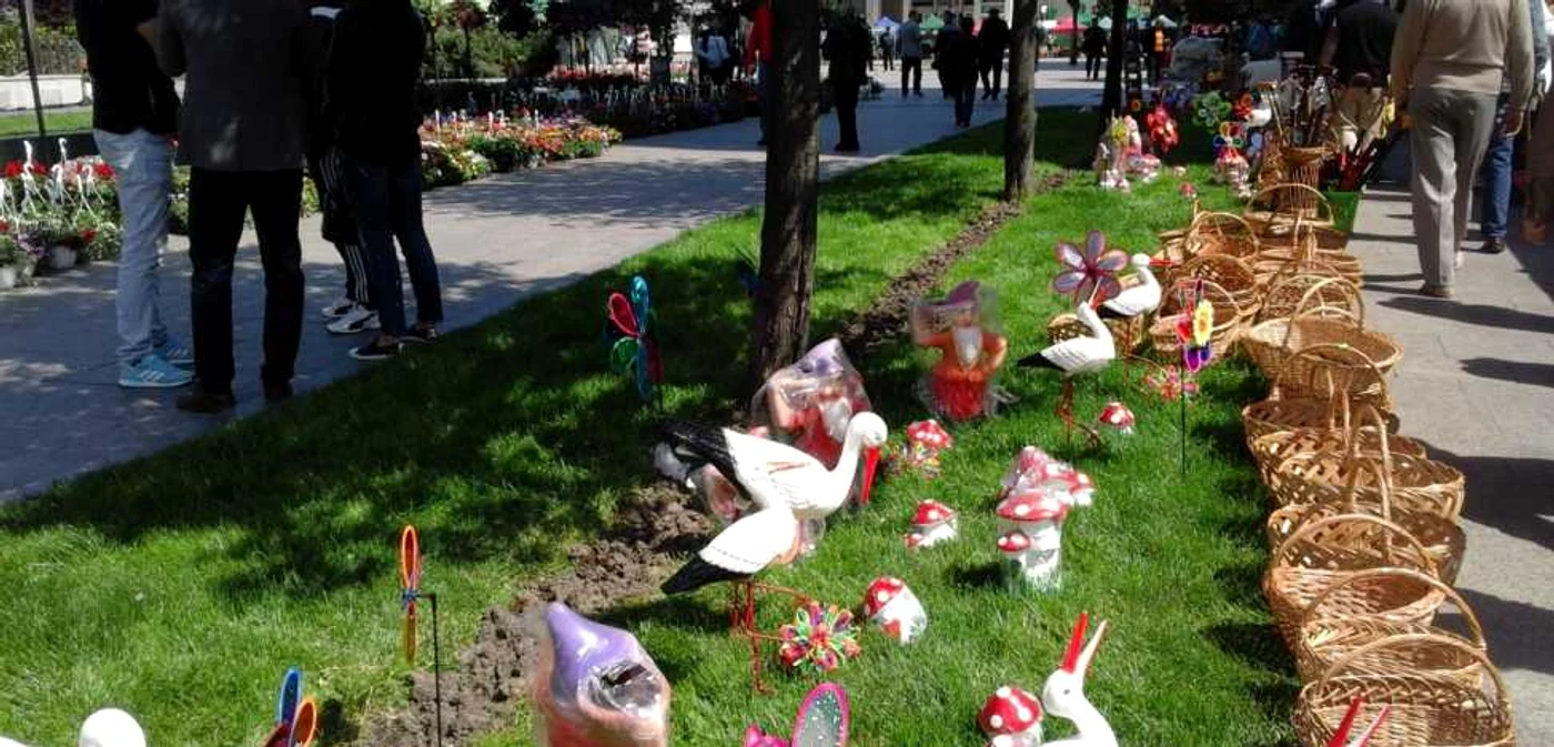 Vizitatorii au trecut să vadă cu ce au venit expozanţii încă de dimineaţă FOTO: Alina Mitran