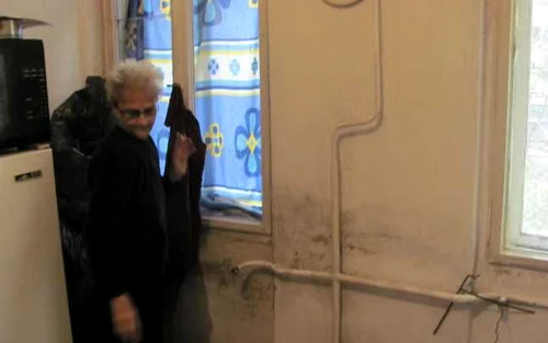 Zoia Spiegel la intrarea în cămăruţa din curtea sinagogii