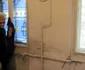 Zoia Spiegel la intrarea în cămăruţa din curtea sinagogii