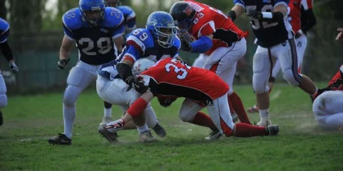 Echipamentul de protecţie în fotbalul american include obligatoriu cască. Nu acelaşi lucru se întâmplă în cazul rugby-ului, alt sport de impact.