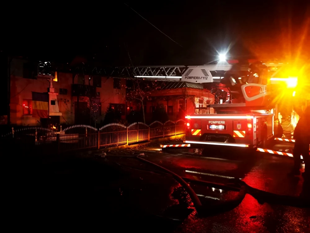 Primăria unei comune din Argeş a fost incendiată cu intenţie. Flăcările au mistuit inclusiv arhiva aflată într-o anexă