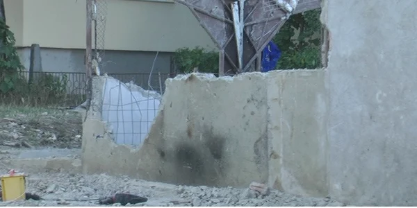 Proprietarii, nevoiţi să îşi dărâme propriile garaje