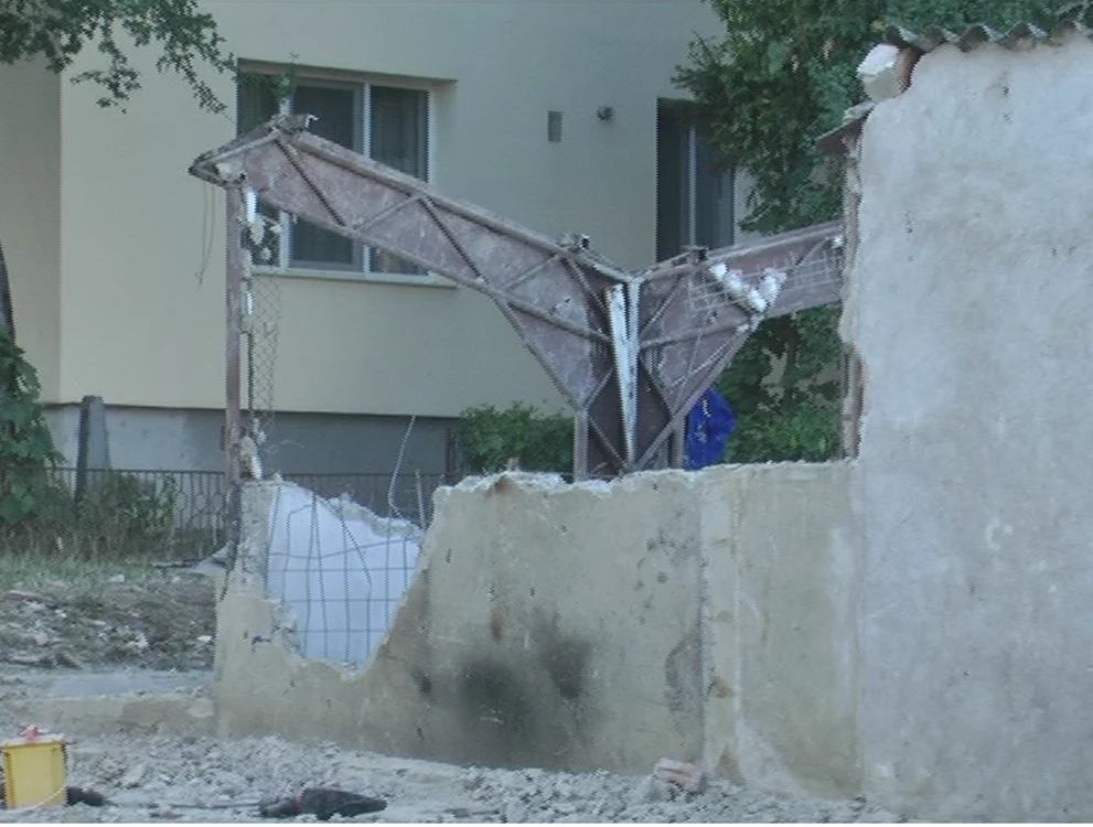 Proprietarii, nevoiţi să îşi dărâme propriile garaje