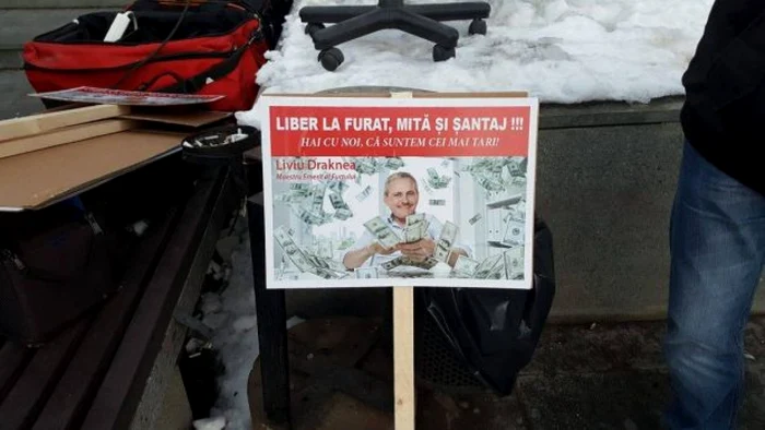 Peste 150 de craioveni protestează în Piaţa Mihai Viteazul