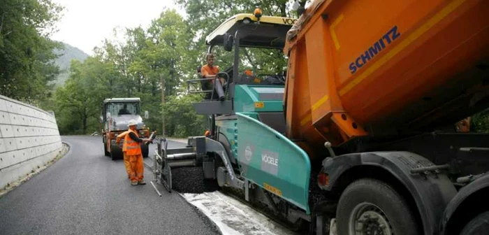 Muncitorii lucrează de zor pe DN2 D