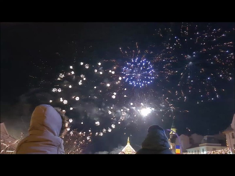 Mii de orădeni au sărbătorit Noul An în centrul orașului, cu şampanii, muzică şi un spectaculos joc de artificii VIDEO