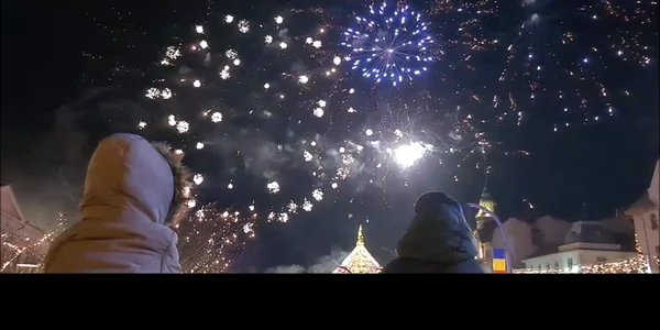 mii de oradeni au sarbatorit in centrul orasului cu un foc de artificii video ovi d pop  mp4 thumbnail png
