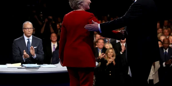 Democrata Hillary Clinton dă mâna cu candidatul la presedintie republican Donald Trump sub privirile moderatorului Lester Holt în timpul dezbaterii prezidenţiale la Universitatea Hofstra din Hempstead New York FOTO Guliver / Getty Images / Joe Raedle