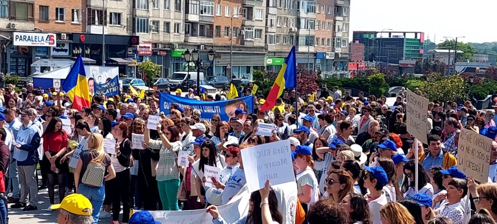 Protest cu aproape 1.500 de angajați din școli la Suceava FOTO 