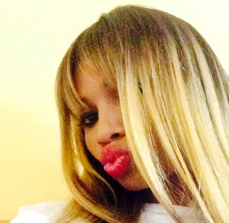 Laurette s-a făcut blondă (Foto:Facebook)