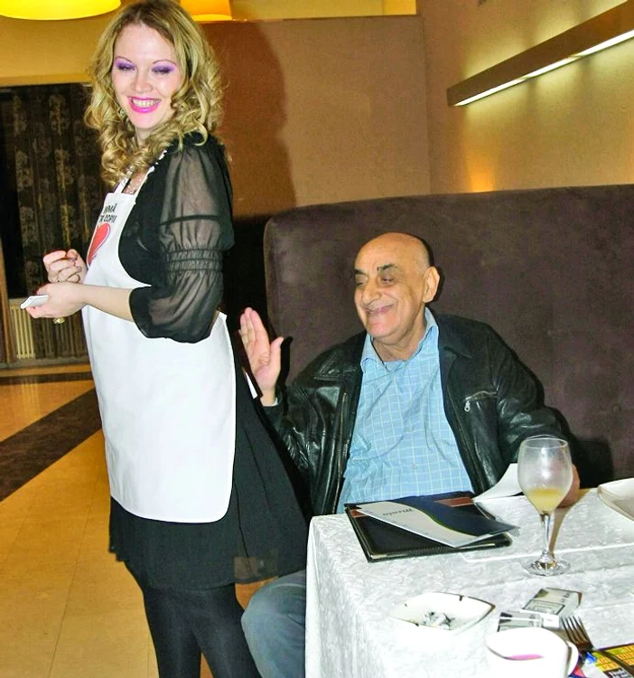 Viorel, mulţumit de servirea ireproşabilă a soţiei, a recompensat-o cu o palmă la funduleţ