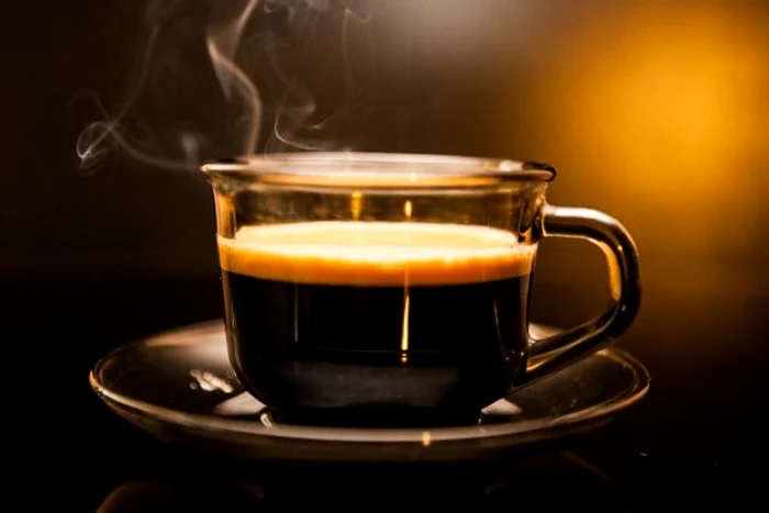 Bea multă apă, pentru cu tinzi să te deshidratezi dacă bei mai multă cafea!www.clickpentrufemei.ro