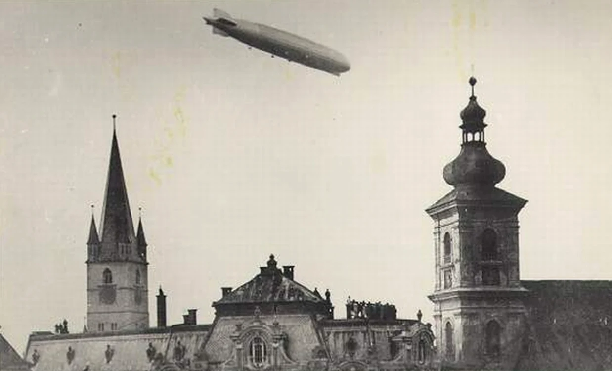 Oamenii s-au urcat pe acoperișuri la Sibiu. FOTO colecţia Muzeului Naţional Brukenthal