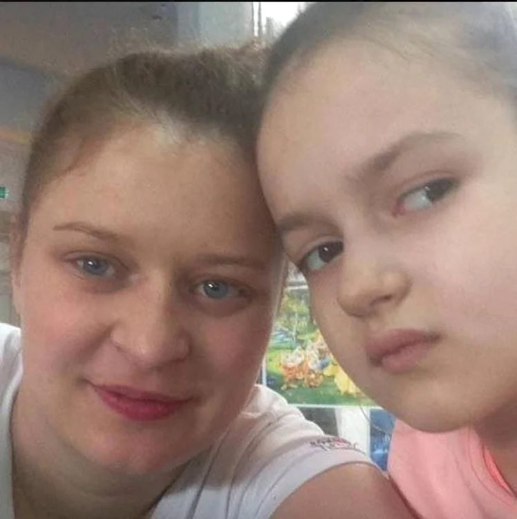 
    Sanziana și mama ei se au una pe cealaltă  
