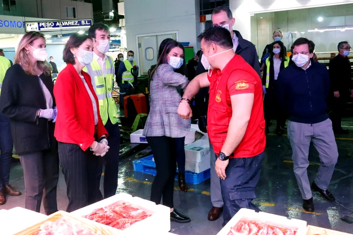 Regina Letizia a salutat cu cotul, ca măsură de protecție împotriva infectării cu noul coronavirus