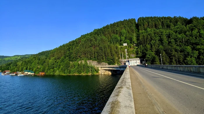 DN 15 este extrem de pitoresc după ce treci de baraj FOTO ViziteazaRomania.ro