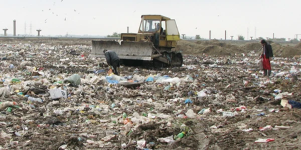 Vechea groapă de gunoi mai are nevoie de deşeuri pentru a fi ecologizată