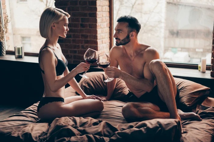 Soluţia pentru a spori gradul de romantism înăuntrul şi în afara dormitorului este să deprindeţi arta conversaţiei despre sexfoto: 123RF