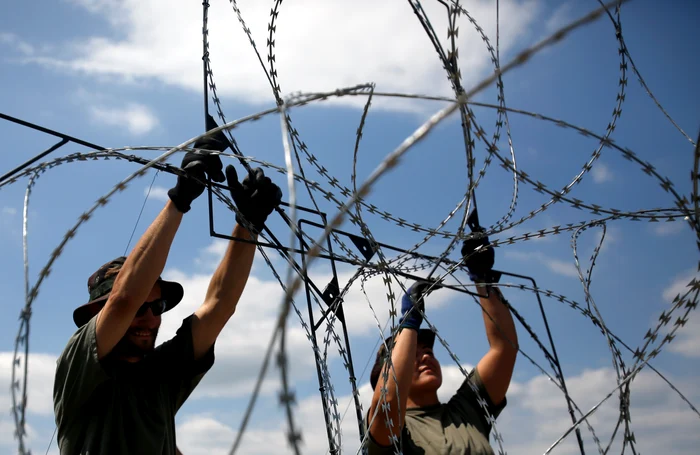 Lucrările la gardul dintre Ungaria şi Serbia sunt în plină desfăşurareFoto: AP