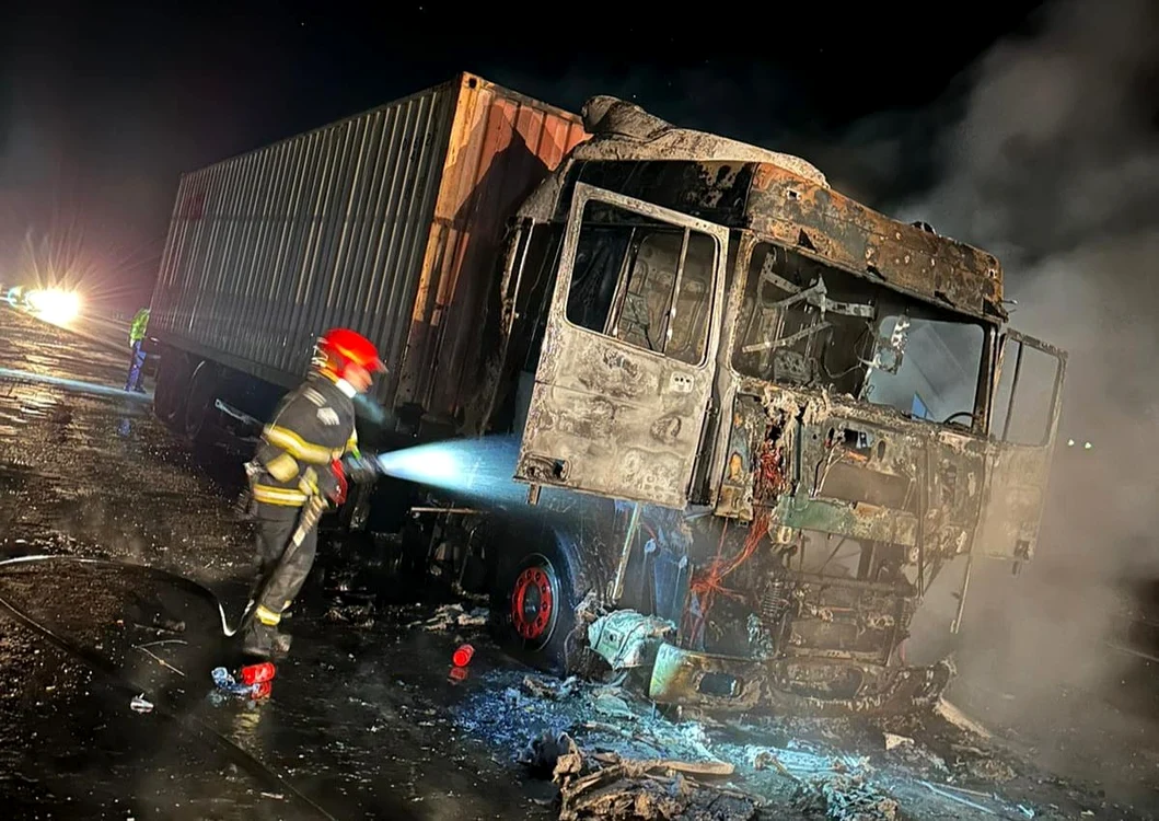 Cabina TIR-ului care a luat foc pe drumul E 574 a ars aproape integral FOTO: martor