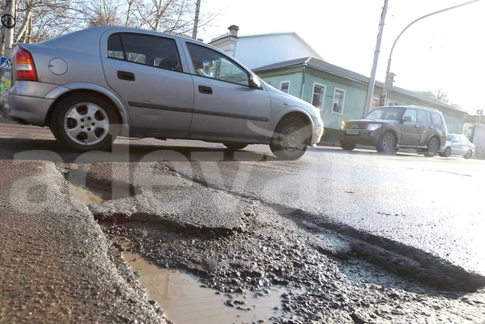 Craterele au apărut recent, după topirea zăpezii. Foto: Tudor Iovu