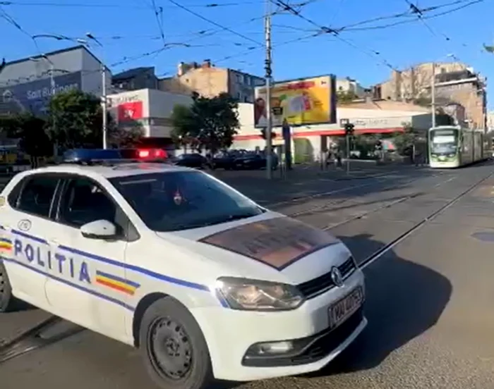 Echipaje de poliție au fost trimise acolo pentru a devia traficul / Sursa foto: captură video