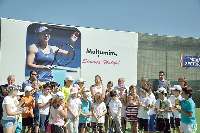 
    Simona, în mijlocul copiilor de la Liceul „Traian”Foto: FRT  