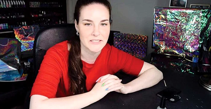 
    Christine Rotenberg pierde 12 ore să-şi facă ciudata manichiură  