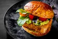 Burger cu peste pane si sos guacamole. FOTO shutterstock  