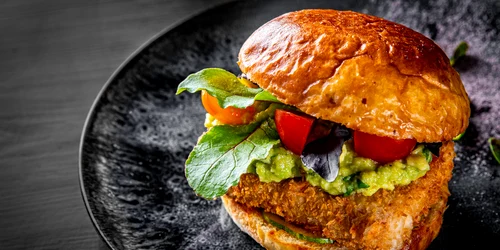 Burger cu peste pane si sos guacamole. FOTO shutterstock  