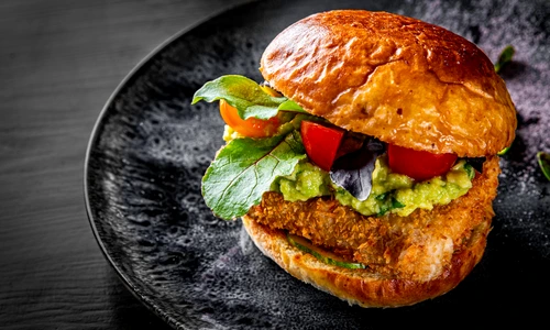 Burger cu peste pane si sos guacamole. FOTO shutterstock  