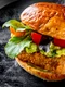 Burger cu peste pane si sos guacamole. FOTO shutterstock  