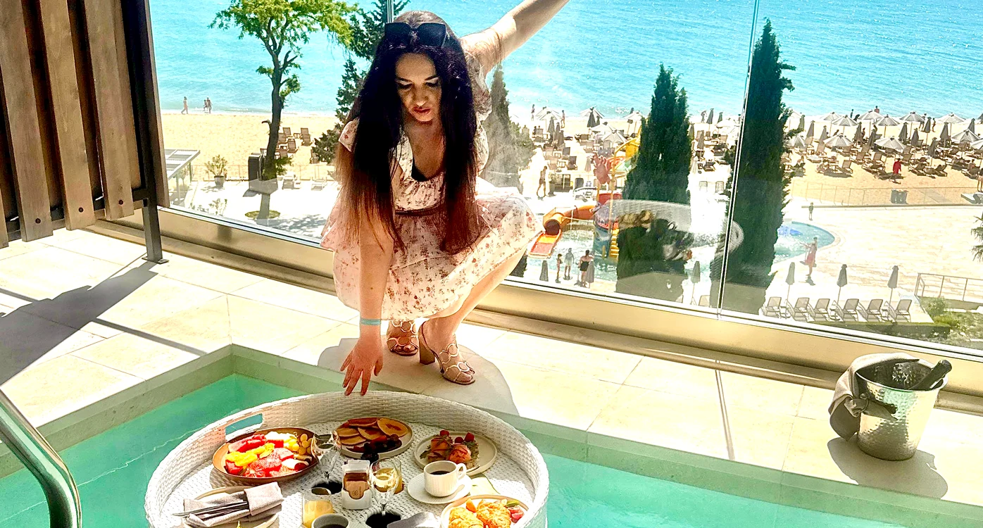 Camera cu piscină privată și floating breakfast foto: Alina Erimia