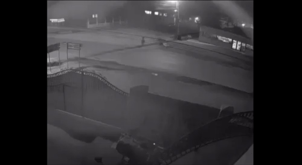 Mamă și copil, loviți violent de o mașină. Copilul a fost proiectat într-o mașină de pe sens opus VIDEO