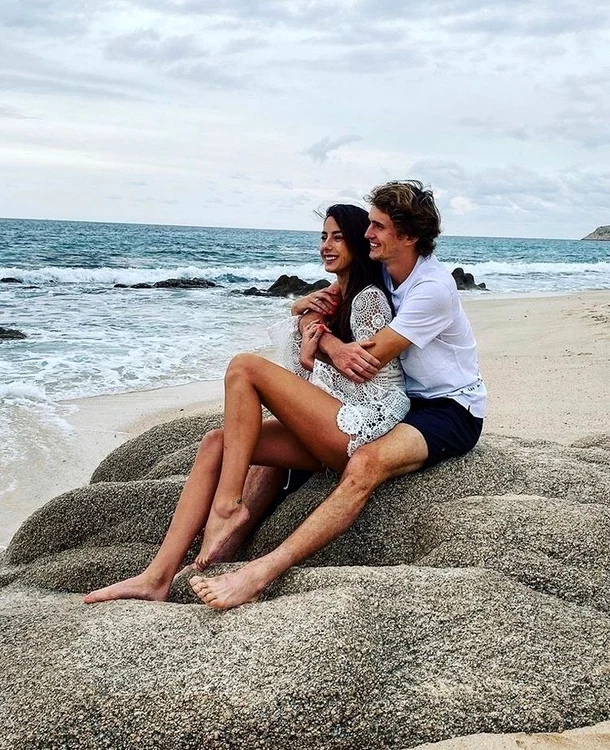Alexander Zverev și iubita lui de origine română Brenda Patea într-una din primele vacanțe împreună