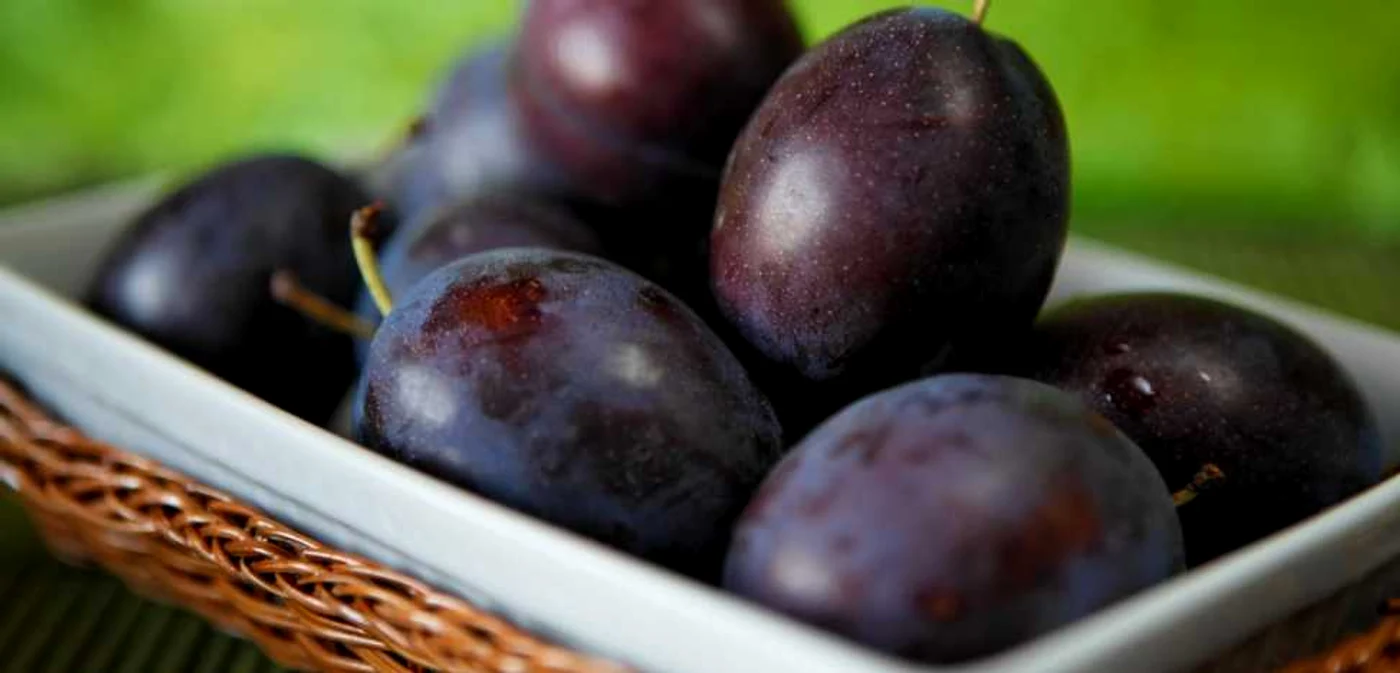 Prunele sunt printre fructele cu cel mai mare conţinut de vitamina A, un singur fruct oferind 8 % din aportul zilnic de vitamină.