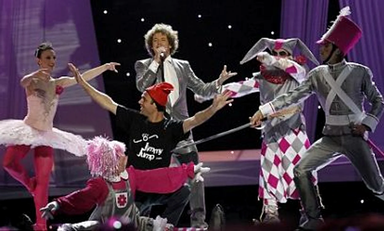 
    Jimmy Jump a intrat pe scenă peste Daniel Diges, reprezentantul Spaniei la Eurovision  