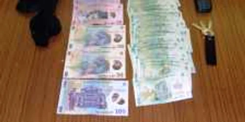 Banii care au fost găsiţi în buzunarele hoţului